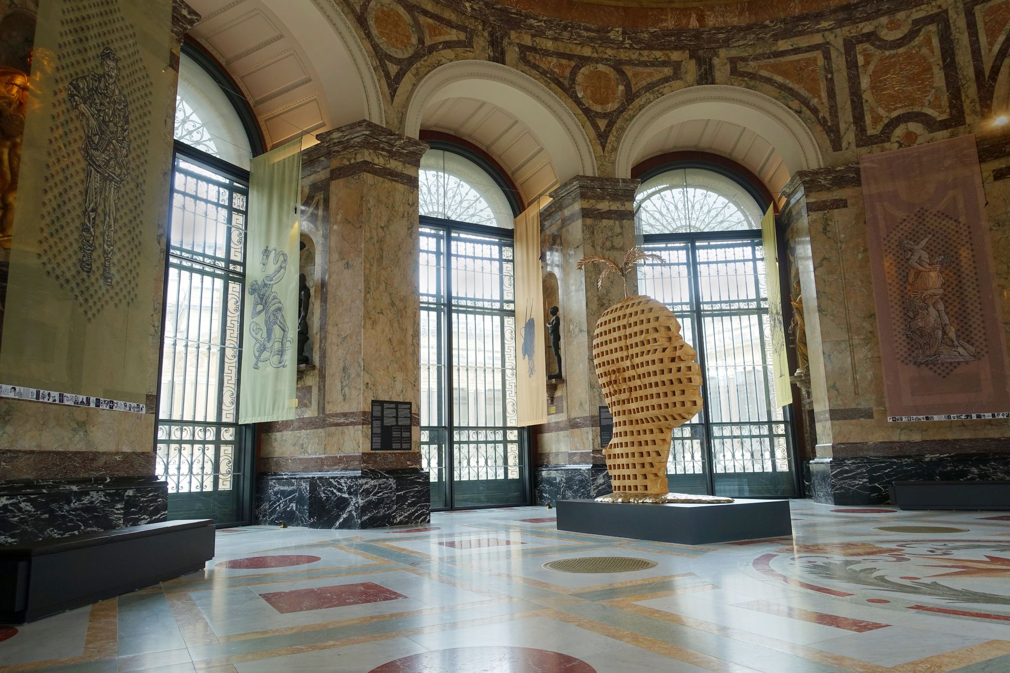 Die Kunstwerke von Aimé Mpane und Jean-Pierre Müller in der großen Rotunde des Museums. Tim Debroyer
